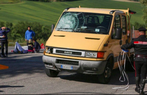 A Scarponi lo mató un conductor que miraba un vídeo en su móvil
