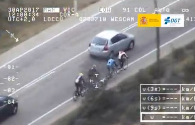 Así se debe adelantar un ciclista cuando se va en coche [VÍDEO]