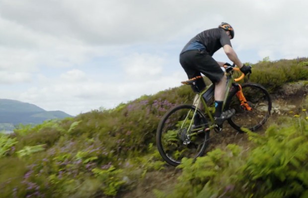 Chris Akrigg pone su bici de gravel al límite en un vídeo muy auténtico