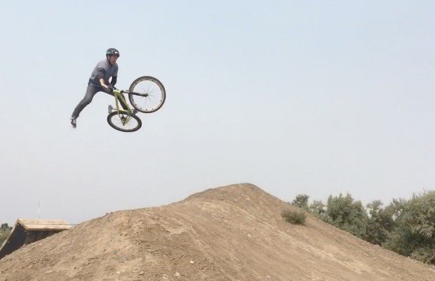 Con 49 años aún se pueden hacer backflip