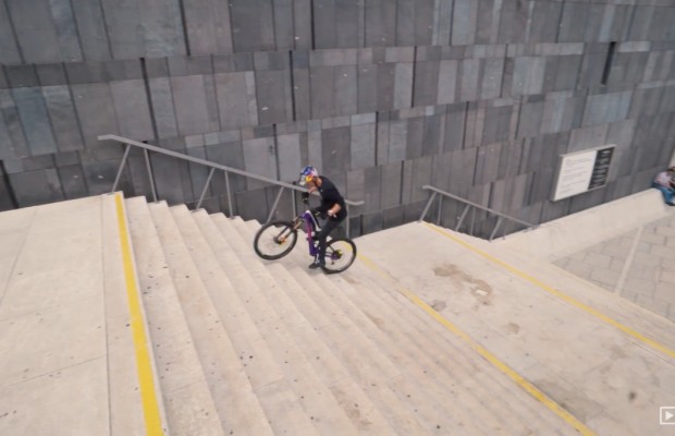 ¿Cuantas escaleras eres capaz de bajar hacia atrás? ¡No lo intenten en sus casas!