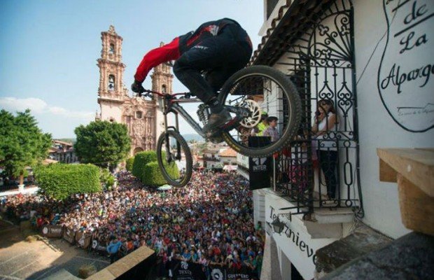 Descenso urbano salvaje por las calles de Taxco, en México [VÍDEO]