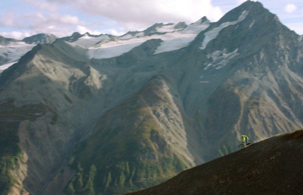 En Riding the Tatshenshini leyendas del MTB se unen en una expedición a través del Tatshenshini. [Película completa]