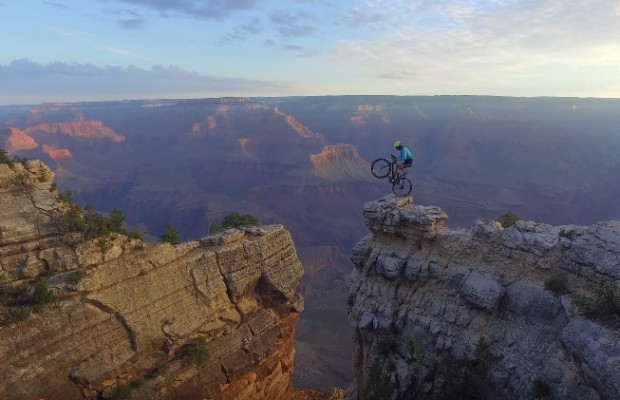 ¿Es este vídeo lo más peligroso que has visto sobre una bici?