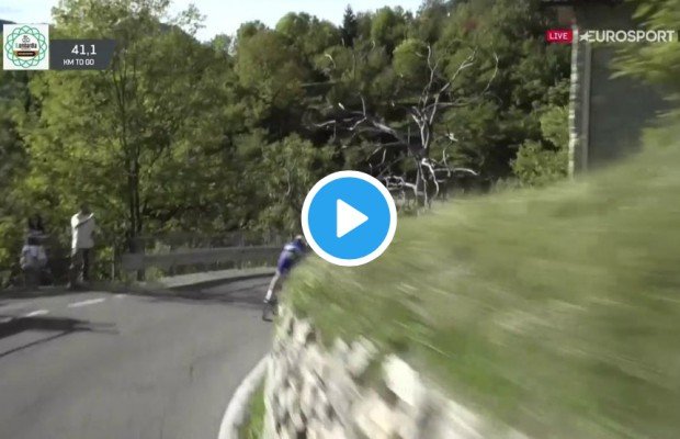 Espeluznante caída al vacío de un ciclista en el Giro de Lombardía