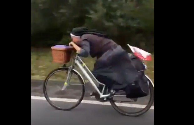Esta monja baja en bici como Froome [VÍDEO]