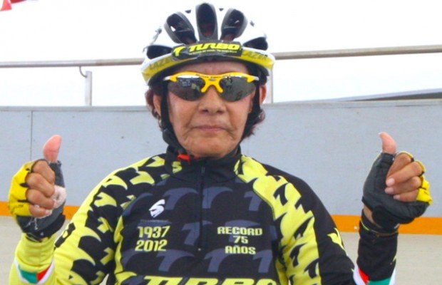 Esta mujer cumple 80 años y lo celebra intentando batir el récord de 100 km en bici