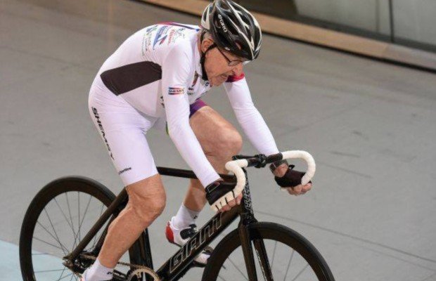 Este ciclista de 90 años establece un nuevo récord de la hora: "Fui tras mi sueño deportivo y lo hice realidad"