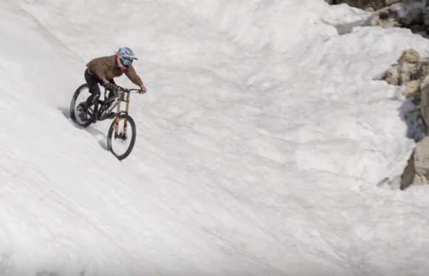 Impresionante descenso en mountain bike por el couloir Corbet's