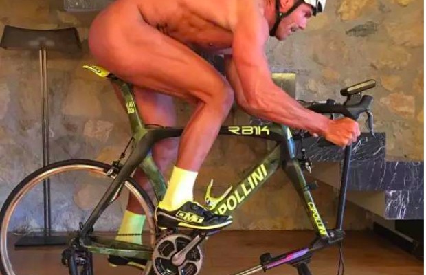 Mario Cipollini se desnuda para presentar una misteriosa bici