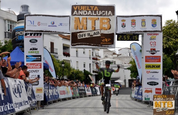 Miguel Muñoz, del Brújula Bike Team, ganador de la etapa reina en la Vuelta a Andalucía MTB