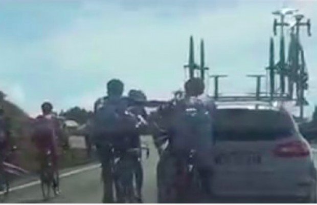 Polémica: ciclistas remolcados en La Vuelta para evitar el fuera de control