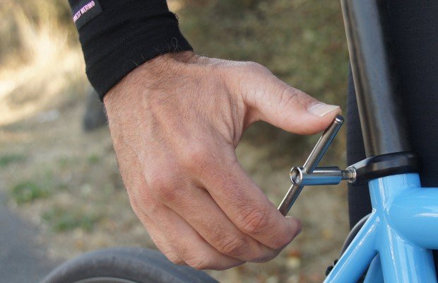 Spurcycle presenta una multiherramienta minimalista, fabricada en titanio y muy ligera