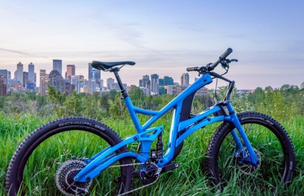 Structure Cycleworks presenta una MTB futurista con suspensión por paralelogramos