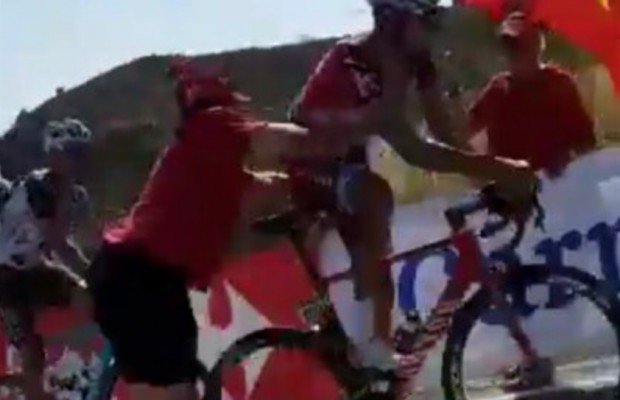 Un aficionado agrede a Belkov en plena Vuelta a España y otro está a punto de tirar a Contador
