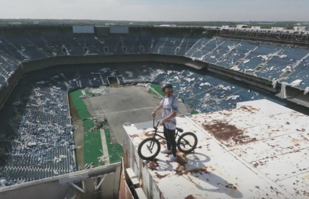 Un biker en el estadio abandonado de Silverdome