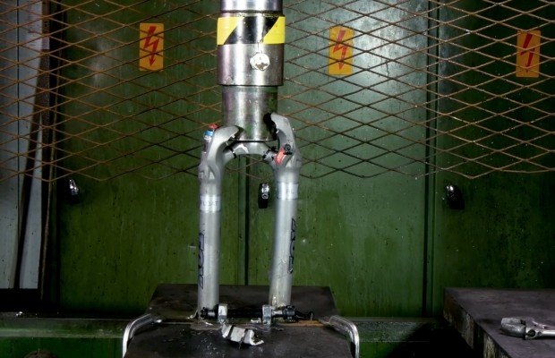 Así se aplasta una horquilla FOX en una prensa hidráulica