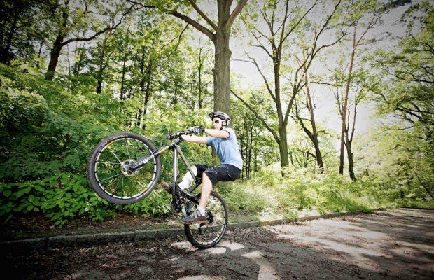¿Cómo hacer un mánual en mountain bike?