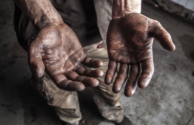Cómo quitar las manchas de grasa de manos y la ropa