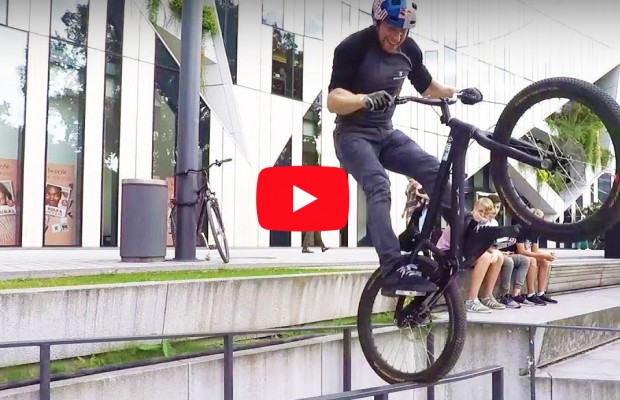 Danny MacAskill da una lección de trial urbano en Düsseldorf