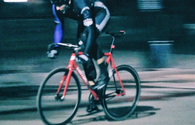 Detienen a un ciclista que circulaba por una autopista a 90 Km/h