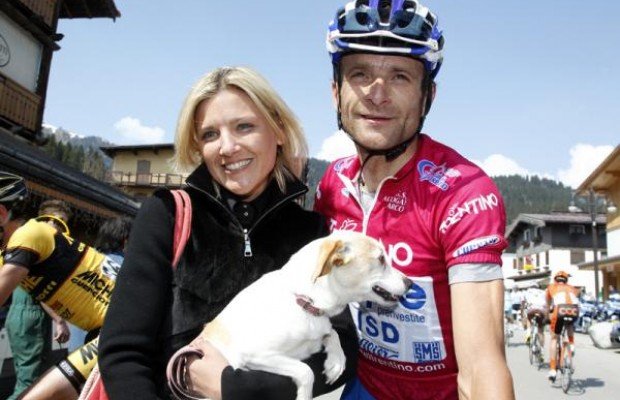 La viuda de Scarponi, Anna Scarponi, escribe una conmovedora carta dirigida a toda la familia ciclista