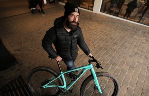 Le robaron su mountain bike en Toronto y la recuperó en Filipinas