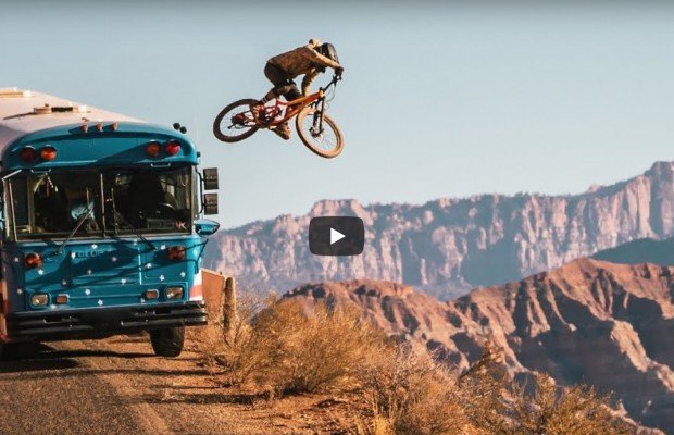 Mountain bike salvaje en un escenario perfecto