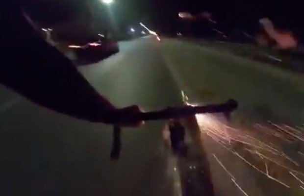 Un ciclista ataca a una moto con un lanzacohetes casero instalado en su bici [VÍDEO]