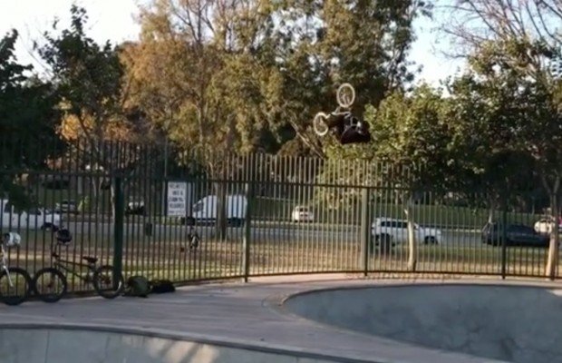 Un final espeluznante pero divertido. Un biker queda clavado en una valla al intentar saltarla