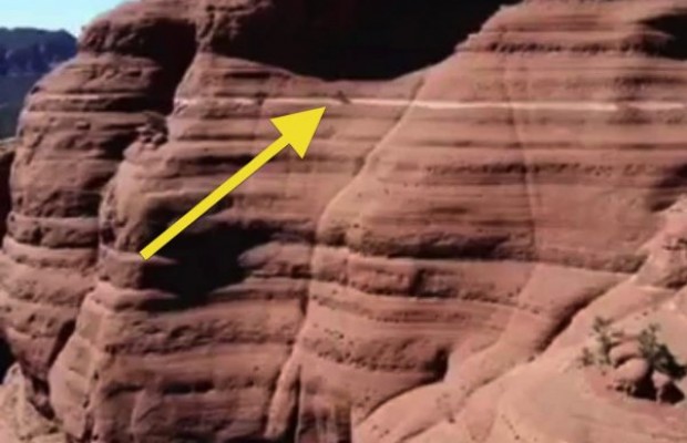 Yoann Barelli rueda el sendero White Line, el más aterrador del planeta
