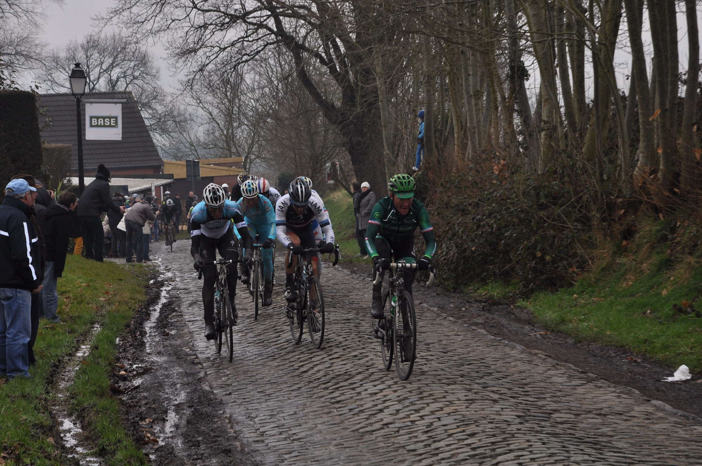 A Través de Flandes no se suspende por los atentados