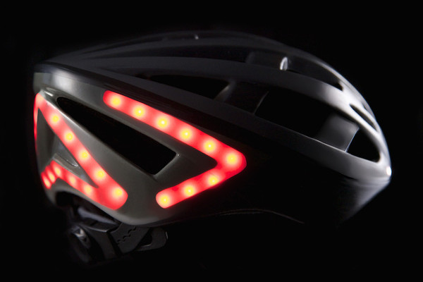 Lumos, el casco con luz de freno y luces de dirección