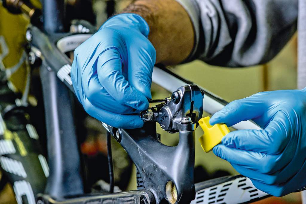 Te explicamos cómo sangrar un freno Shimano