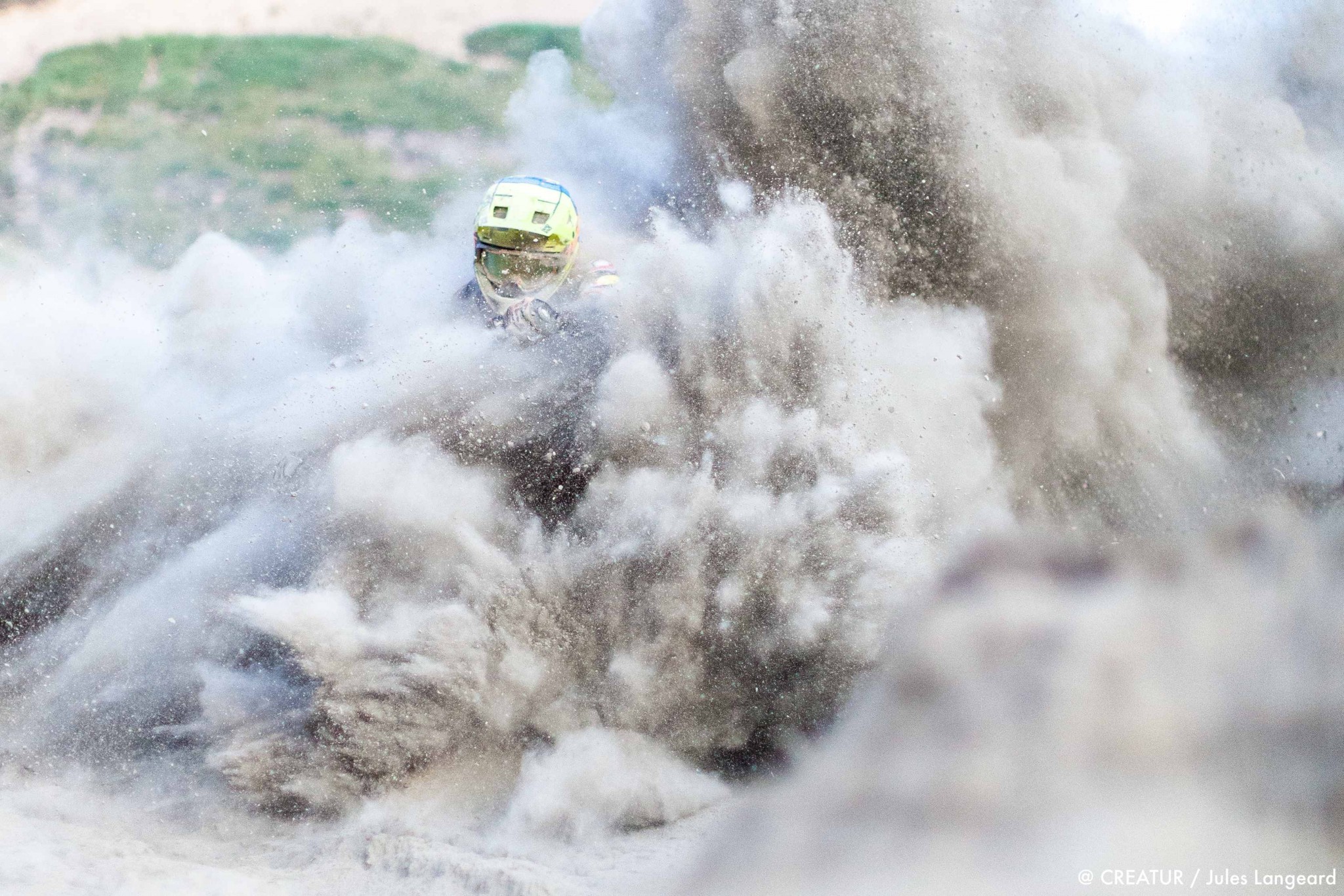 Este video muestra qué pasa cuando cientos de bikers bajan un glaciar a 110 Km/h