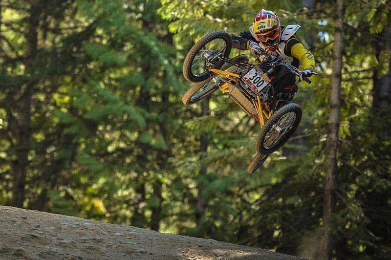 Espectacular vídeo de Stacy Kohut, el más rápido sobre una mountain bike de 4 ruedas