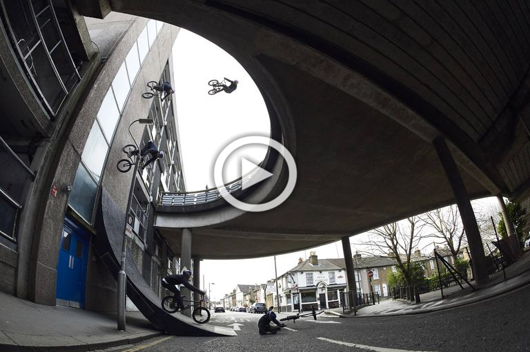 Sebastian Keep baja 3 pisos por una pared vertical con su bici