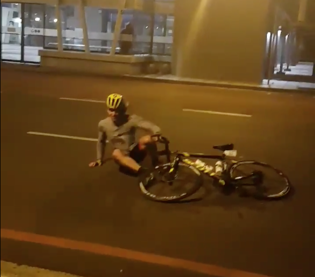 Este biker tiene que tirarse al suelo para que no se lo lleve el viento. Te sorprenderá saber quién es