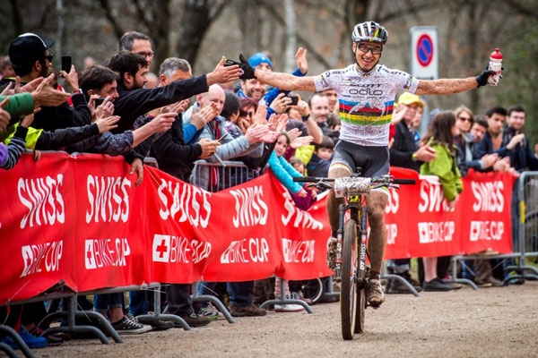 Competition es lo que bebe Nino Schurter en carrera, y lo hemos probado