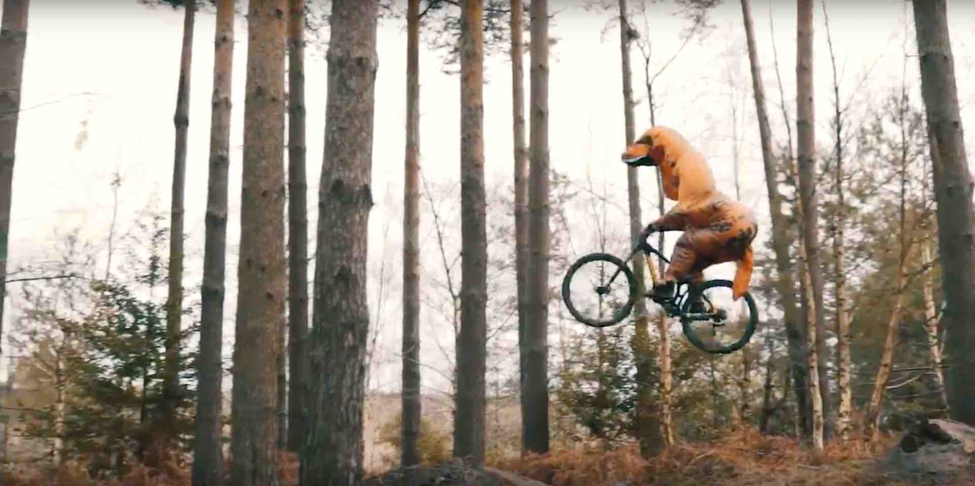 Alguna vez habías visto un Tiranosaurio Rex en Mountain Bike [VÍDEO]