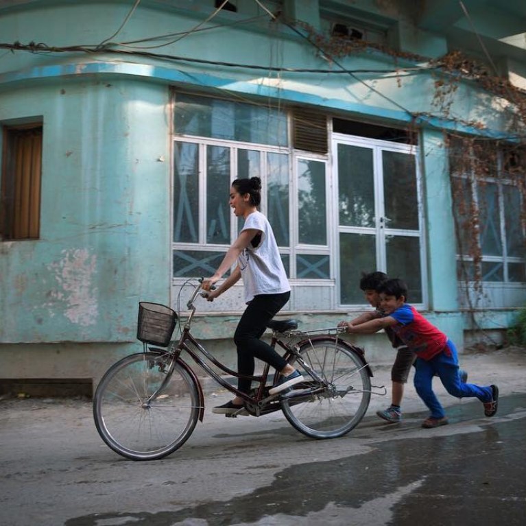 Una mujer en bici es el azote del machismo en Irak