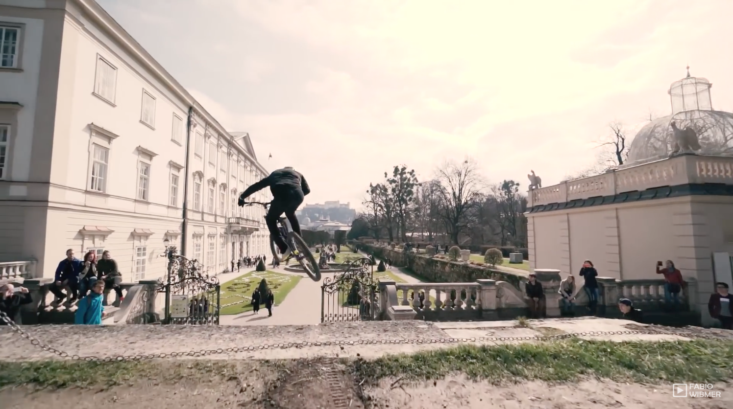 Fabio Wibmer y su mountain bike revolucionan la ciudad de Salzburgo