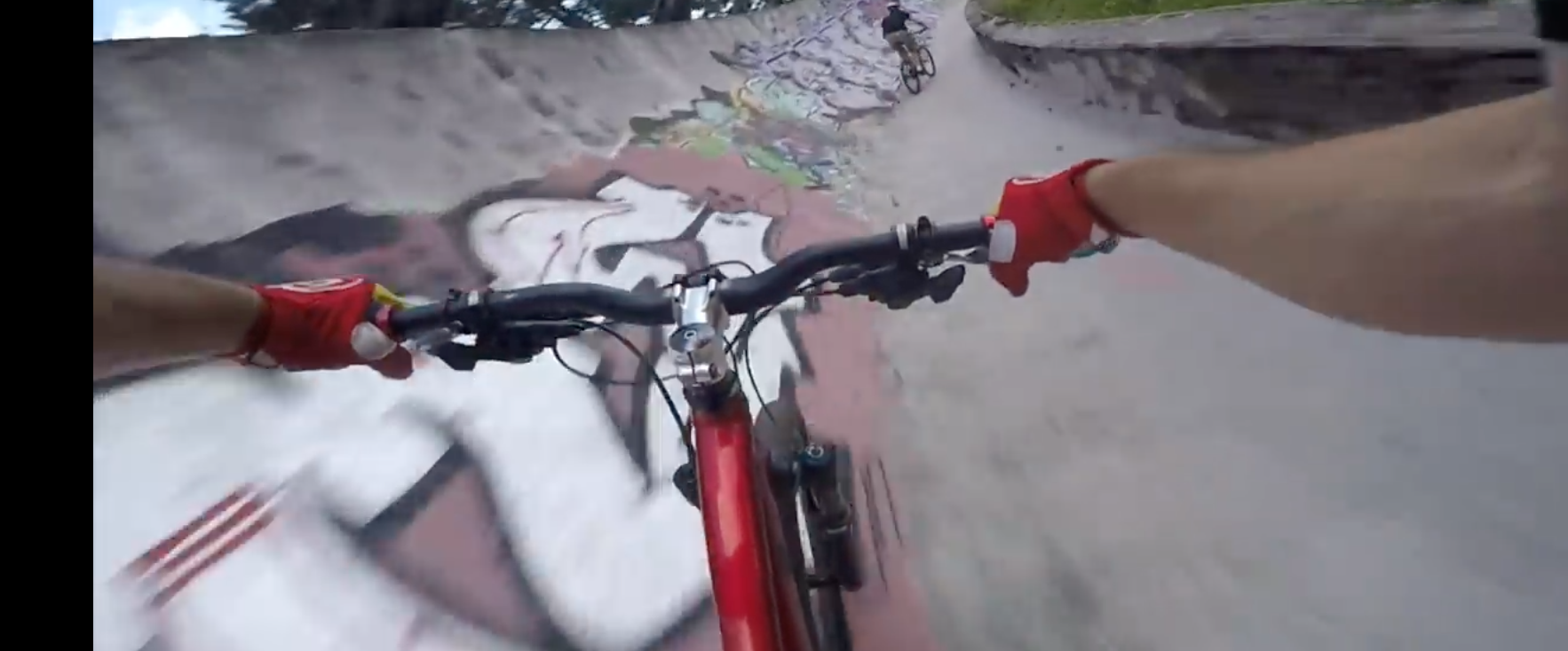 Así es bajar por un tobogán de bobsleigh con una mountain bike