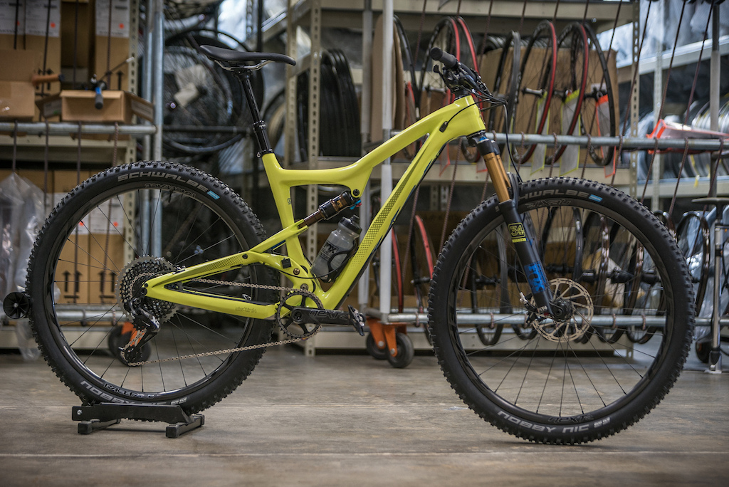 Nuevos componentes Race Face Next R de carbono