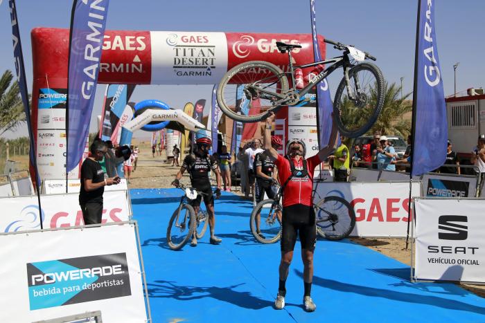 Josep Betalú y Anna Ramirez ganan la Titan Desert 2017