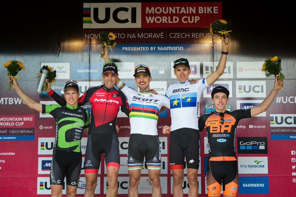 Solo Nino Schurter puede con David Valero en Nové Mesto