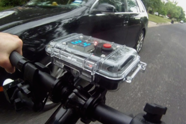 La policía de Texas instala un radar para medir la distancia entre coches y ciclistas